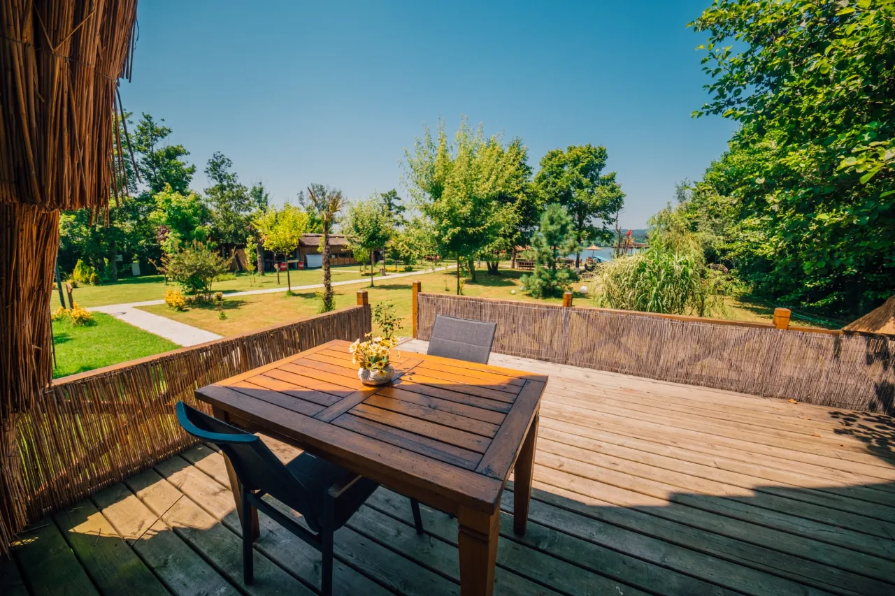 Grand Bungalov With Lake View