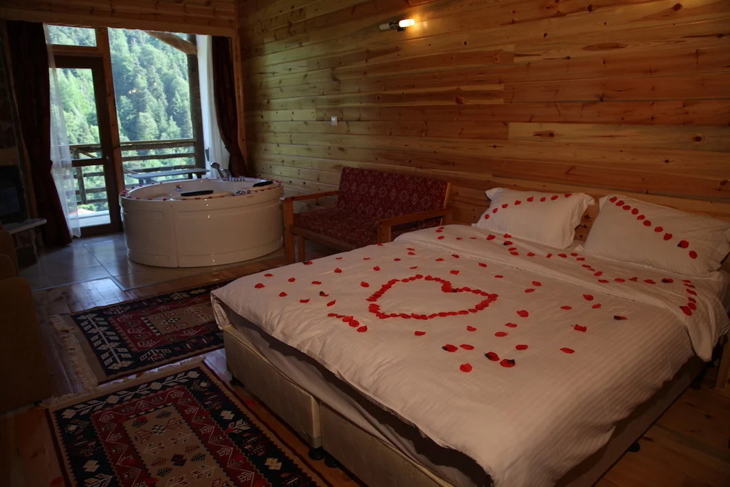 Kartal Yuvası Otel Jakuzili Suit Oda (Kral Dairesi)