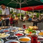 Kepez Kahvaltı mekanları popüler serpme kahvaltı örneği.