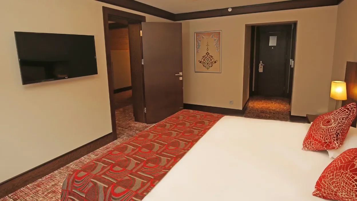 Taksim Palace Orman Manzaralı Suit Oda