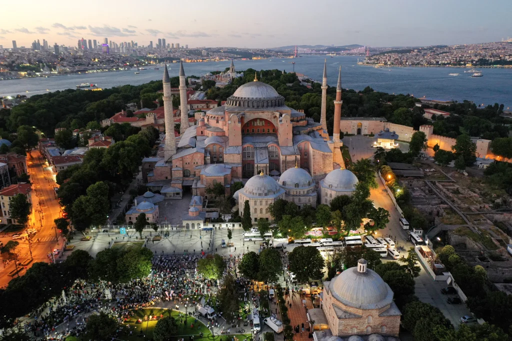 Sakarya Çıkışlı Günübirlik İstanbul Camiler Ve Türbeler Turu & Boğazda Teknede İftar Programı — fotoğraf 8