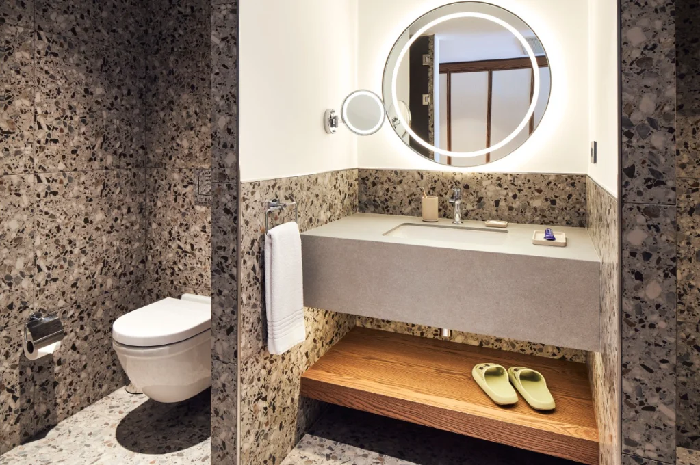 General Admission King with Pool View