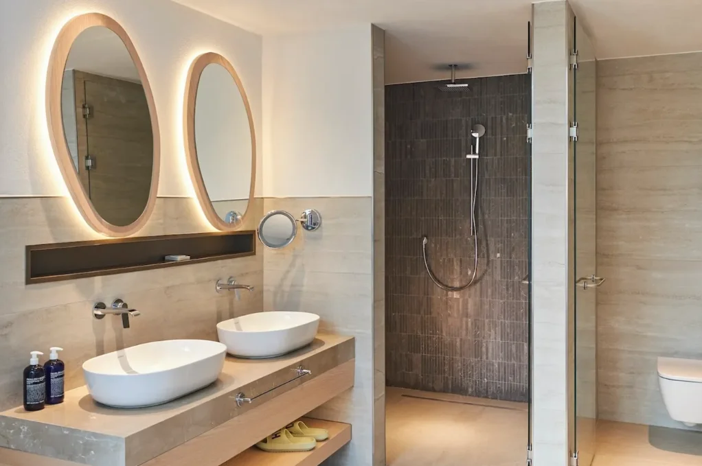 Headliner One Bedroom Suite with Jacuzzi