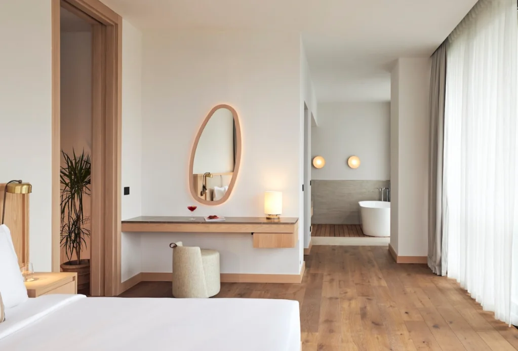 Headliner One Bedroom Suite with Jacuzzi