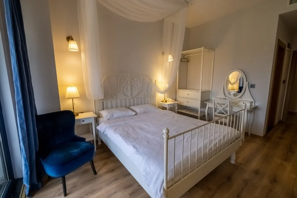 Göl Manzaralı Çift Kişilik Oda