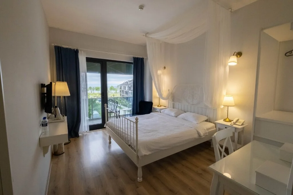 Göl Manzaralı Çift Kişilik Oda