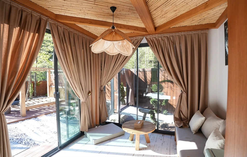 Korunaklı Havuzlu ve Gömme Jakuzili Tek Katlı Modern Süit | GV109