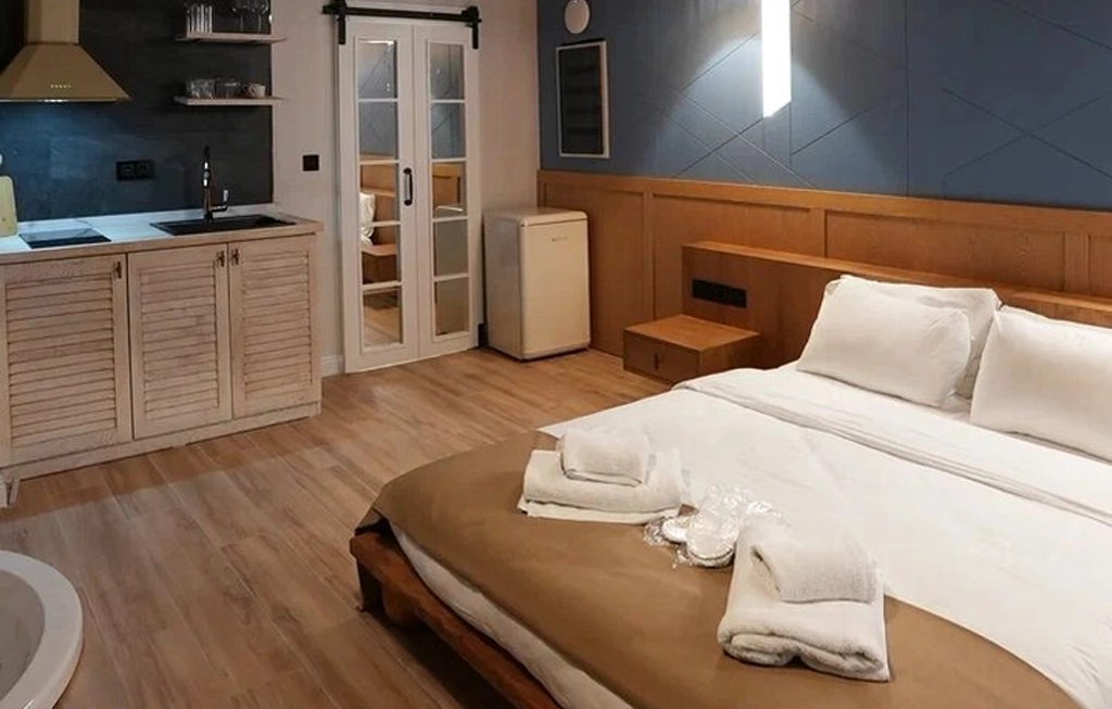 Korunaklı Havuzlu ve Gömme Jakuzili Tek Katlı Modern Süit | GV109