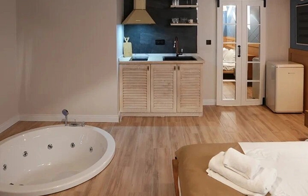 Korunaklı Havuzlu ve Gömme Jakuzili Tek Katlı Modern Süit | GV109