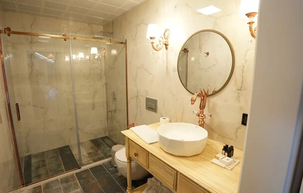 Korunaklı Havuzlu ve Gömme Jakuzili Tek Katlı Modern Süit | GV109