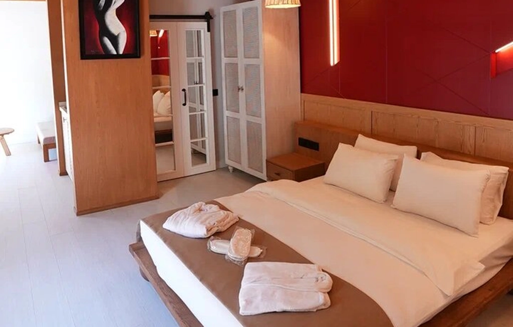 Korunaklı Havuzlu ve Gömme Jakuzili Tek Katlı Modern Süit | GV109