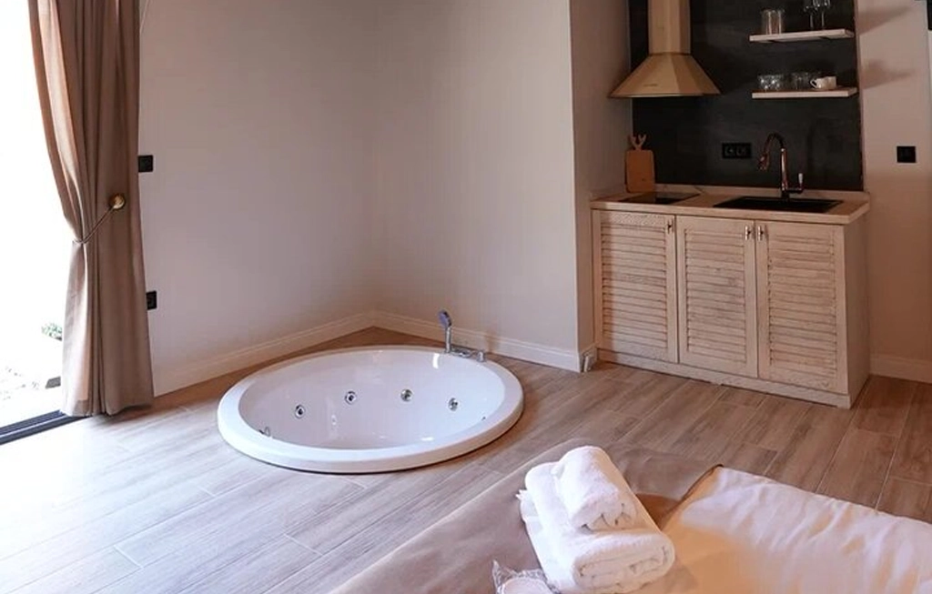 Korunaklı Havuzlu ve Gömme Jakuzili Tek Katlı Modern Süit | GV109